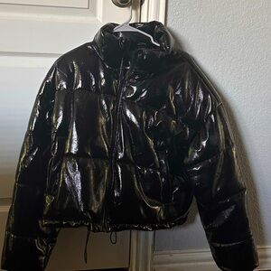 This is a good condition black puffer jacket that’s slightly cropped and chic.